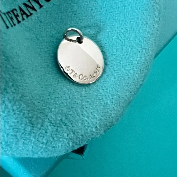 100% Authentic Tiffany&Co NOTES charm “ C” - new - Picture 2 of 2